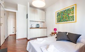Central & Comfy Apartment With Veranda