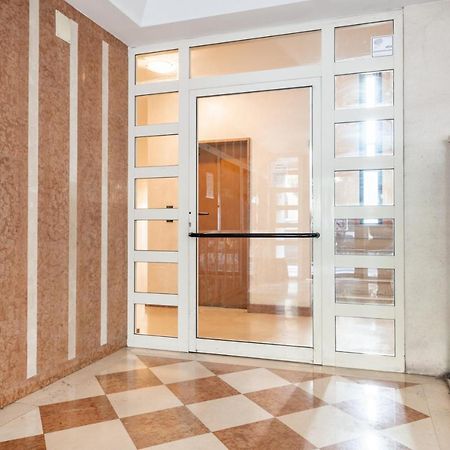 Central & Comfy Apartment With Veranda Bari Esterno foto