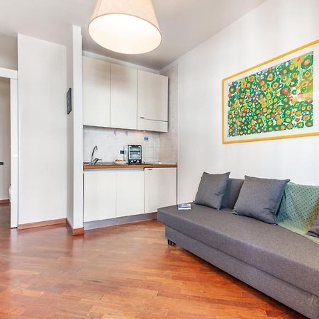 Central & Comfy Apartment With Veranda Bari Esterno foto