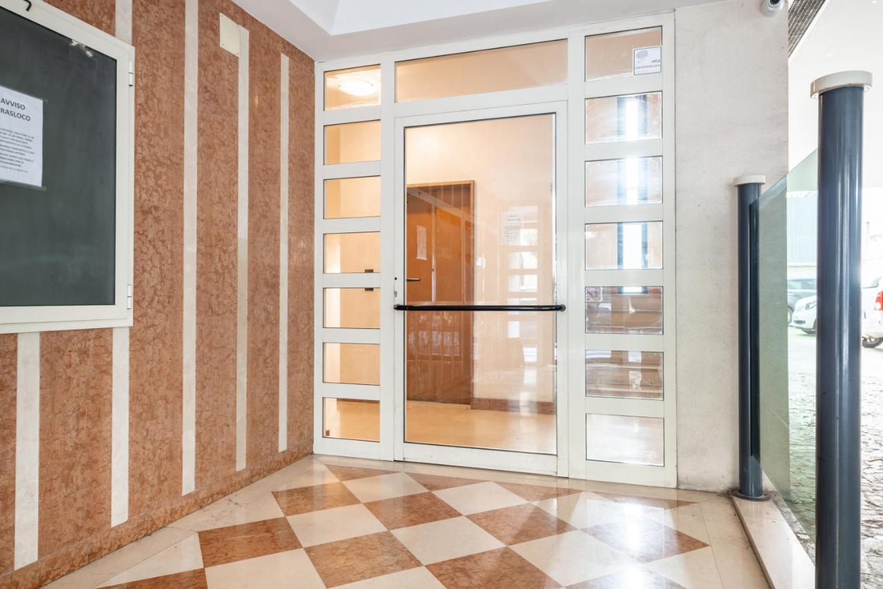Central & Comfy Apartment With Veranda Bari Esterno foto