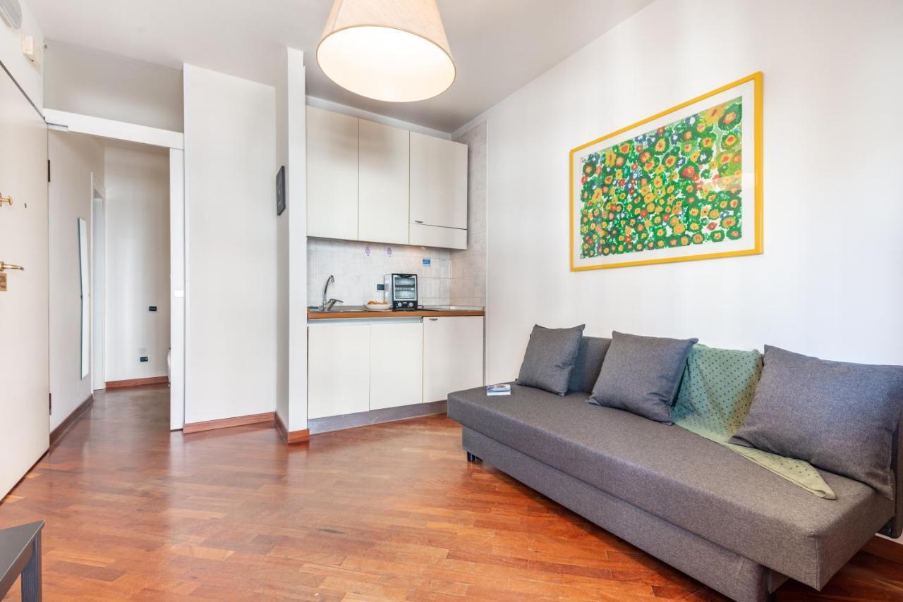 Central & Comfy Apartment With Veranda Bari Esterno foto