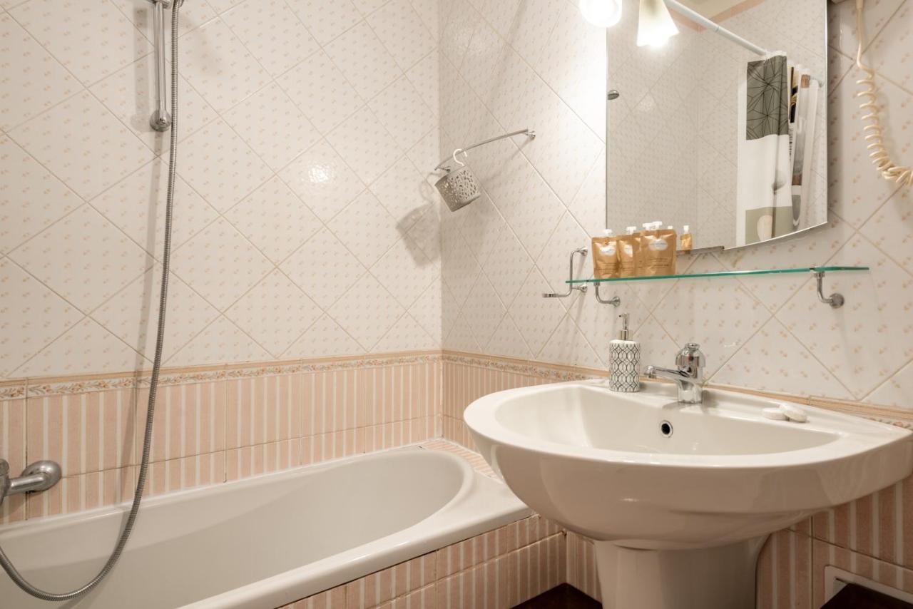 Central & Comfy Apartment With Veranda Bari Esterno foto